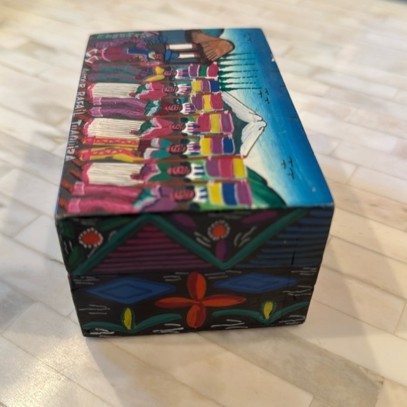 Vintage Equador Hand Painted Folk Art Hinged Blue Muti Trinket Box - Picture 3 of 9